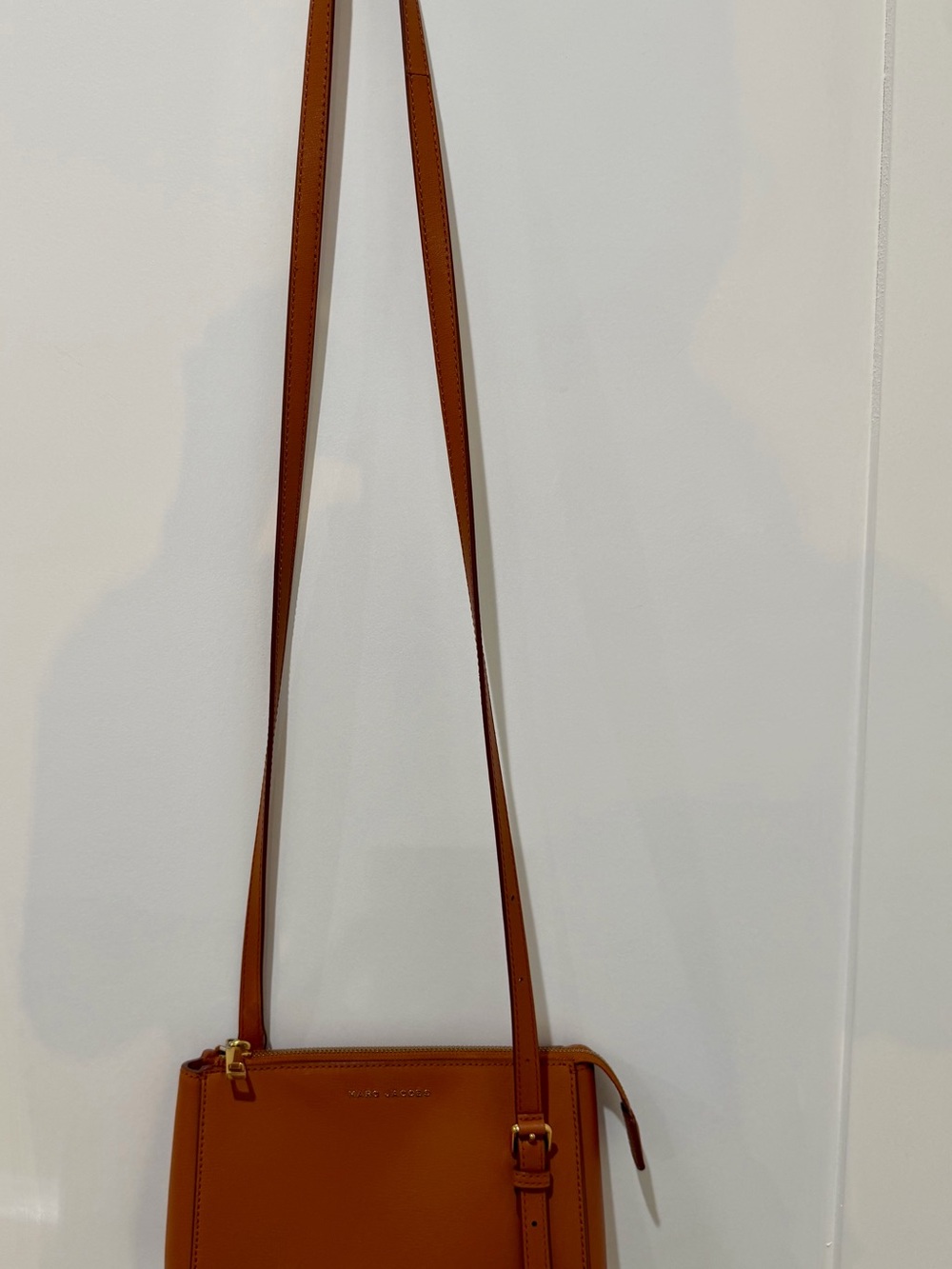 Marc Jacobs Tan Leather Crossbody Bag with Gold Hardware - Picture 2 of 11